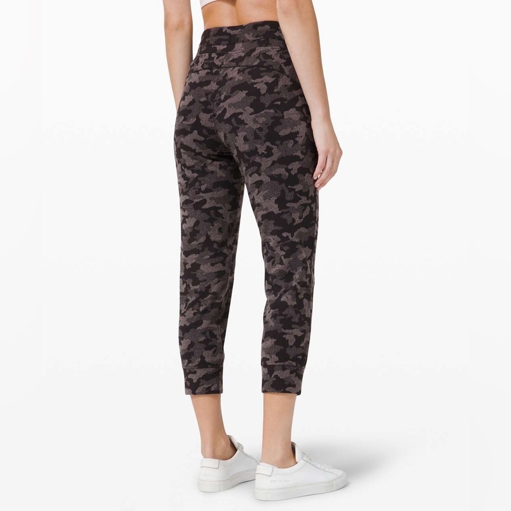 Lululemon Ready to Rulu Jogger Crop
Heritage Camo Jacquard Black Lunar Rock